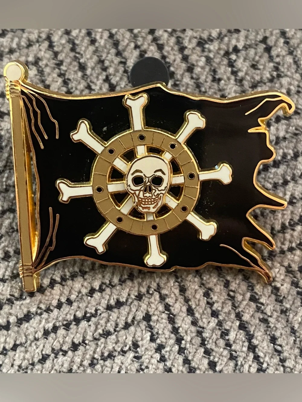 Disney Pirates of the Caribbean w/ moveable Wheel Skull Pin 2006